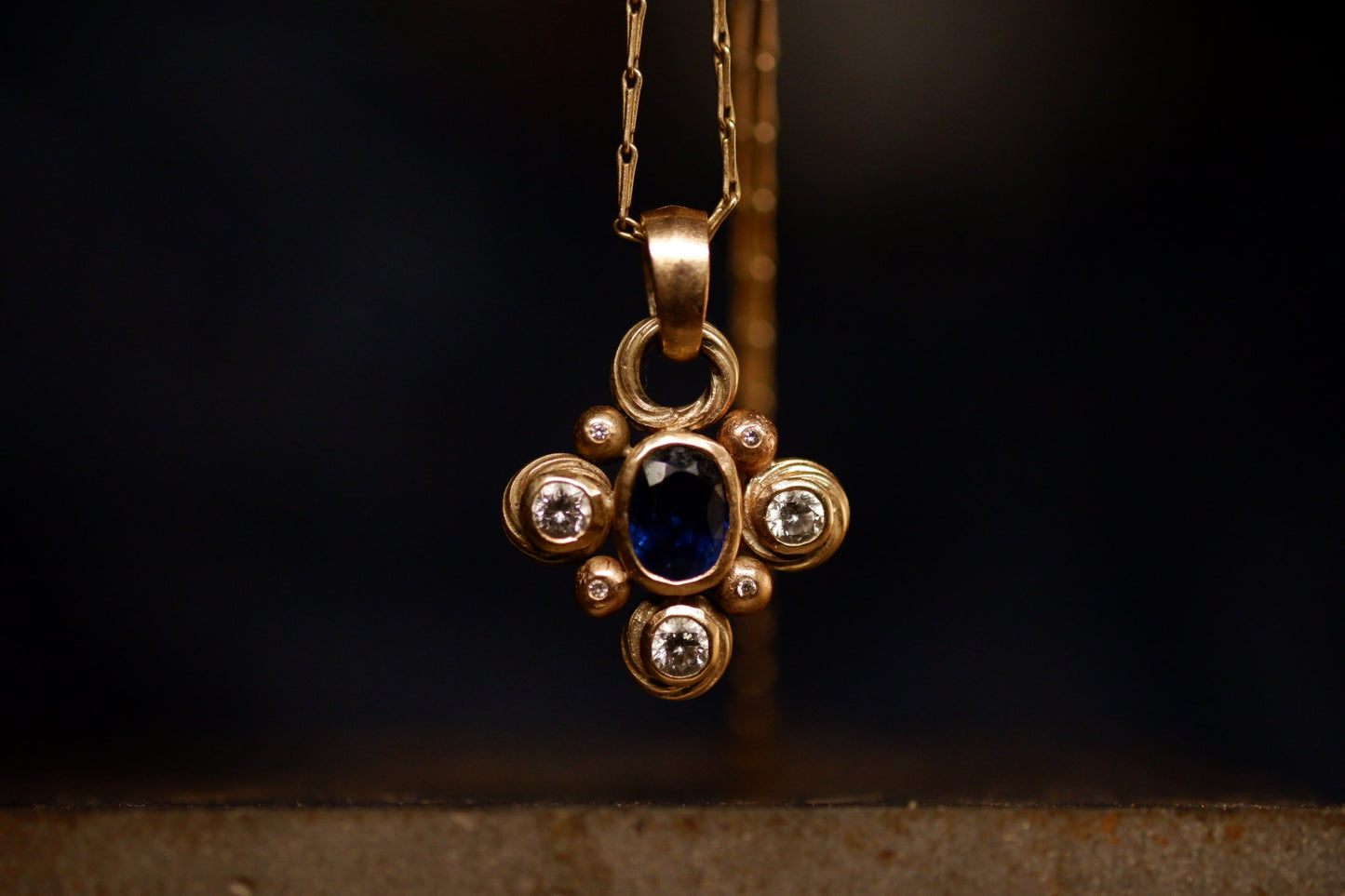 WHIRLPOOL QUATREFOIL PENDANT GOLD