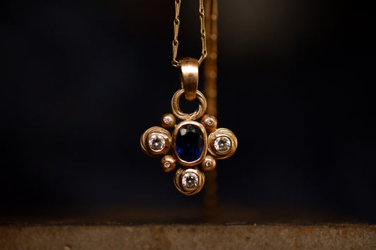 WHIRLPOOL QUATREFOIL PENDANT GOLD